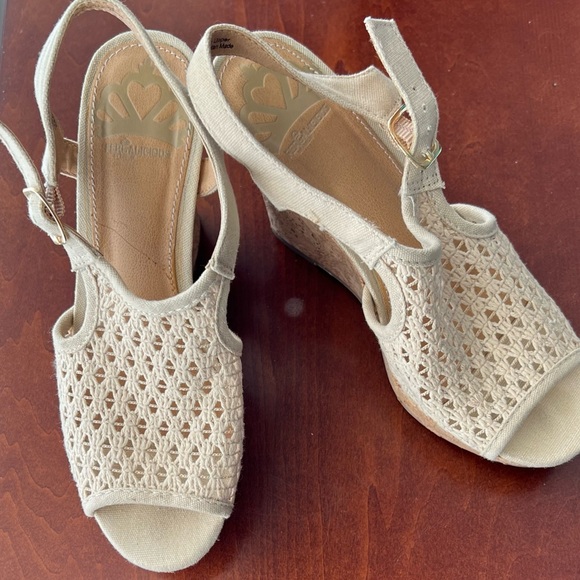 🍓 2 for $13 FERGALICIOUS wedge sandals with cork bottoms. Size 5 - Picture 2 of 8